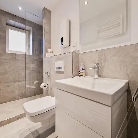 Raj Living - With 1 Or 2 - 15 Min To Messe Dus And Old Town Dus Apartment *