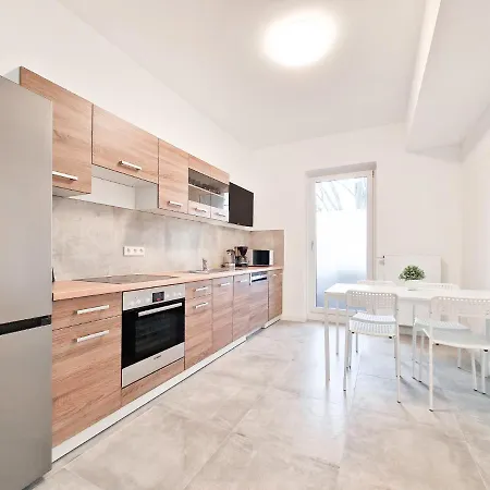 Raj Living - With 1 Or 2 - 15 Min To Messe Dus And Old Town Dus Apartment *