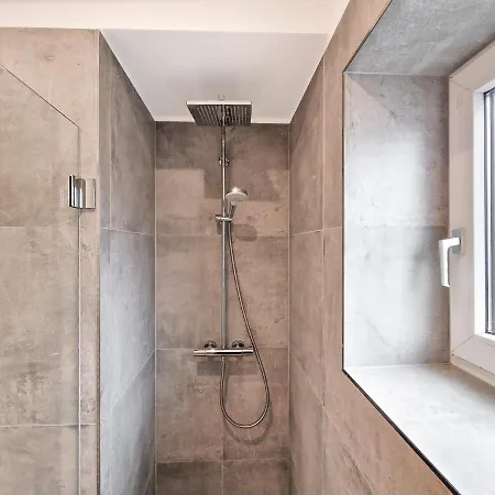 Raj Living - With 1 Or 2 - 15 Min To Messe Dus And Old Town Dus Apartment *