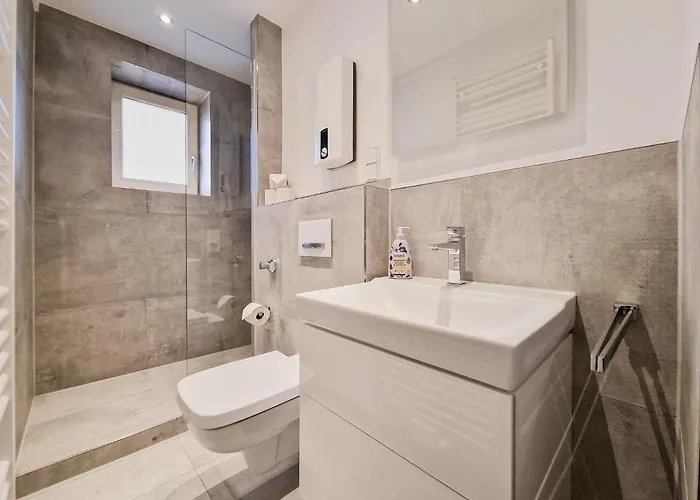 Tolstov - With 1 Or 2 - 15 Min To Messe Dus And Old Town Dus Appartement *