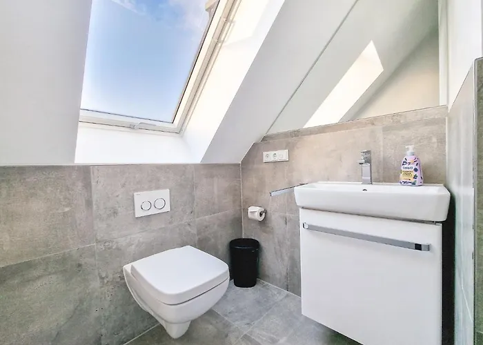 Tolstov - With 1 Or 2 - 15 Min To Messe Dus And Old Town Dus *