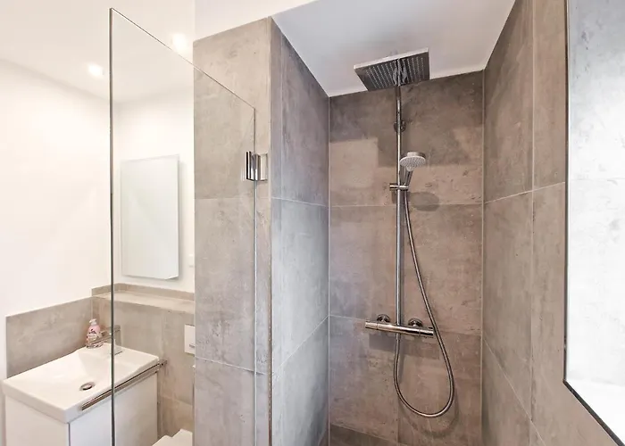 Tolstov - With 1 Or 2 - 15 Min To Messe Dus And Old Town Dus *