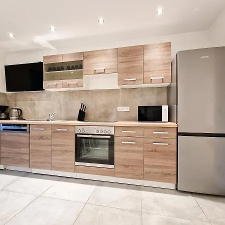 Tolstov - With 1 Or 2 - 15 Min To Messe Dus And Old Town Dus *