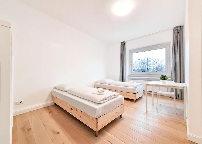 Tolstov - With 1 Or 2 - 15 Min To Messe Dus And Old Town Dus デュッセルドルフ